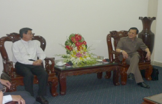  Leader of Tien Giang province receives Bishop of My Tho diocese 